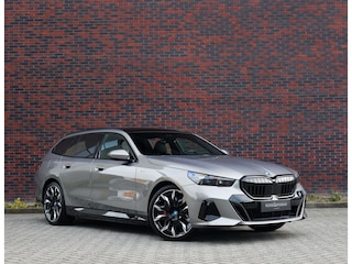 BMW 5-serie Touring 550e xDrive | Sportstoel - Pano - Trekhaak - Bow&Wil