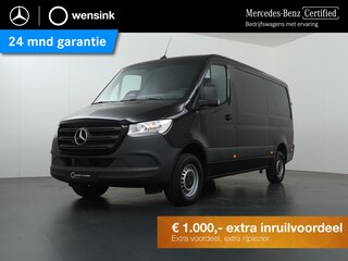 Mercedes-Benz Sprinter 317 CDI | L2 H1 | PRO | AUTOMAAT | 3500 KG. AHW | ACHTERUITRIJCAMERA | CRUISE CONTROL | TREKHAAK | BETIMMERDE LAADRUIMTE | DIEP ZWART | 3-ZITS | LICHT -/ REGEN SENSOR | CARPLAY | ANDROID AUTO | CERTIFIED