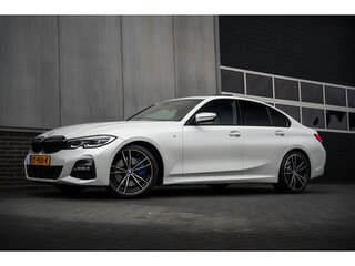 BMW 330i 259 pk High Executive Edition M-Sportpakket / NL-Auto/ Schuif-Dak/ Leder/ Sport-Stoelen/ Stoel.Verw/ Head-Up/ Led-Koplamp/ 19'' LMV