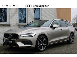 Volvo V60 2.0 T6 Plug-in hybrid AWD Essential | Bright dusk metallic | Lederen bekleding | Extra getint glas | Donkere hemelbekleding | Park assist voor- en achter | 19'' 5-triple spaaks velgen | Buitenspiegels dimmend | Verwarmbaar stuurwiel | Verwambare voorstoelen | Blind spot | Adaptive cruise control |