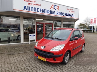 Peugeot 1007 1.4 Sesam Urban, apk tot 27-03-2027, 4 nieuwe all season banden ,trekhaak 107
