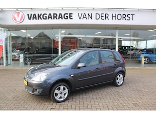 Ford Fiesta 1.4-16V-80pk Futura XL. Goed onderhouden en nette wagen ! Airco, metallic lak, LM wielen, 5-drs., trekhaak, parkeersensoren achter, r/cd etc
