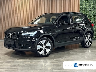Volvo XC40 T4 Recharge Plus Dark | Harman Kardon | Michelin All Season | Bestuurdersstoel elektrisch geheugen | Stoel en Stuurwielverwarming | Passagiersstoel elektrisch | Cruise Control | Parkeercamera | Zitting verlenging voorstoelen | Keyless Drive | Parkeersensoren voor+achter | Elektrisch bedienbare achterklep | Regensensor | Climate Control L+R | DAB Radio | Apple Carplay/Android Auto | Draadloos telefoon opladen | Volvo On Call met mobiele App functie |