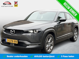 Mazda MX-30 e-SkyActiv EV 145 Exclusive-line 36 kWh SoH 94% / Facelift / Stoelverwarming / Adaptive Cruise / Carplay / Camera / Head-Up / 3 Fase / Navigatie / Keyless / Full LED / Dodehoek / Dealeronderhouden / Recent onderhoudsbeurt Uitgevoerd /
