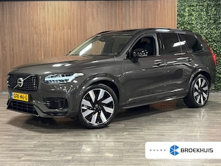 Volvo XC90 T8 AWD Recharge Ultra Dark | Vol! | Bowers & Wilkins | Luchtvering | Stoelventilatie | Trekhaak | 360 Camera | Head-Up Display | Stoelmassage | 455pk | Adaptieve Cruise Control | Stoelverwarming voor+achter | Stuurwielverwarming | Schuifdak | 21 Inch | Full LED Meesturende koplampen | Pilot Assist | BLIS Dode Hoek Detectie | Alcantara hemelbekleding | Lederen handgrepen en zonnekleppen | Elektrische voorstoelen geheugen | Nappa Lederen bekleding | Zitting verlenging voorstoelen | Lederen Dashboard | Google Infotainment | Keyless Drive | Parkeersensoren voor+achter | Privacy Glass | Elektrisch bedienbare achterklep | Geïntegreerde zongordijnen achterportieren | Geïntegreerd kinderzitje achterin | Verlichte instaplijsten | 7-Persoons | 4-Zone Climate Control | DAB Radio | Apple Carplay/Android Auto | Alarm Klasse III | Draadloos telefoon opladen | Volvo On Call met mobiele App functie | Platinum Grey Metallic |