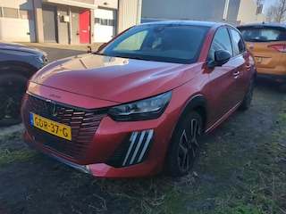 Peugeot 208 EV GT 51 kWh | Afn. Trekhaak | Massage | Alcantara | Elektr. Stoelen | Warmtepomp | Stoelverwarming | Adaptive Cruise | 360 Camera | Dodehoek-Detectie | !!