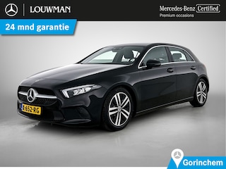 Mercedes-Benz A-klasse 160 Business Solution Luxury Ledkoplampen | Sfeerverlichting | Parkeerpakket met achteruitrijcamera | Stoelverwarming | Lederlook ARTICO. Inclusief 24 maanden Mercedes-Benz Certified garantie voor Europa.