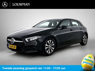 Mercedes-Benz A-klasse 180 Ledkoplampen | Achteruitrijcamera | Navigatiesysteem met harde schijf | Apple CarPlay. Inclusief 24 maanden Mercedes-Benz Certified garantie voor Europa.