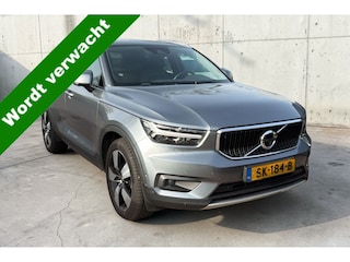 Volvo XC40 2.0 T5 AWD 184kW/250pk Aut8 Intro Edition PANORAMADAK + HARMAN/KARDON + ADAPT.CRUISE + 360 CAMERA + PILOT ASSIST + LEER + EL.STOELEN + STOEL-&STUURVERWARMING + EL.TREKHAAK + BLIS + PD-GLASS + LANE ASSIST + PARKSENSOREN + 19" LM-VELGEN!!