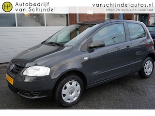 Volkswagen Fox 1.4 75PK TRENDLINE ORIGINEEL NEDERLANDS SCHUIF-KANTELDAK 4X PERF ALL SEASON BANDEN ELECTR.RAMEN SPIEGELS RADIO CD