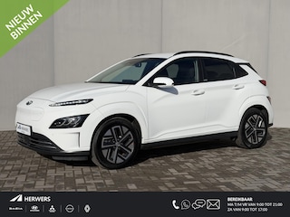 Hyundai Kona EV Comfort Smart 64 kWh / Accu SOH 100% / Fabrieksgarantie tot 2-2027 / 8 Jaar Batterij Garantie / Warmtepomp / Dealer Onderhouden / Adaptieve Cruise / Stuur- en stoelverwarming / Navigatie / Camera / Apple Carplay & Android Auto / CCS Laden /