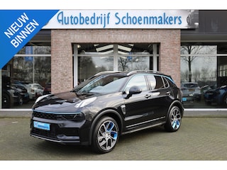 Lynk & Co 01 1.5 MY23! 6.6 Kwh ZWARTE-HEMEL ROLHOES MY23 360-CAMERA PANO/SCHUIF INFINITY DAB NAVI CARPLAY STOELVERWARMING ELEK.ACHTERKLEP 20"LMV