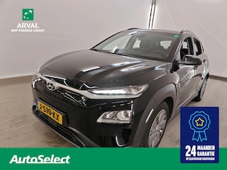 Hyundai Kona 64 kWh EV 204pk Comfort Smart | SOH 100% | Trekhaak voor fietsendrager | Apple CarPlay / Android| Navi | PDC | Camera