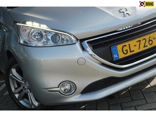 Peugeot 208 1.2 110PK Allure - Gris Aluminium - Navigatie/Bleutooth/LMV