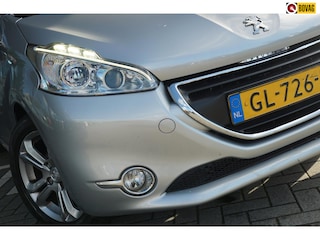 Peugeot 208 1.2 110PK Allure - Gris Aluminium - Navigatie/Bleutooth/LMV