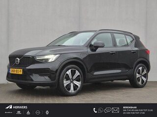 Volvo XC40 1.5 T5 Recharge Plus Dark Automaat / Accu SOH 94,43% / All season banden / Harman/Kardon Audio Systeem / Park Assist Pack & Seat Pack / Trekgewicht 1.800 kg / Stuur- & Stoelverwarming / Navigatie d.m.v. Apple Carplay/Android auto / Achteruitrijcamera /