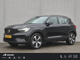 Volvo XC40 1.5 T5 Recharge Plus Dark Automaat / Accu SOH 94,43% / All season banden / Harman/Kardon Audio Systeem / Park Assist Pack & Seat Pack / Trekgewicht 1.800 kg / Stuur- & Stoelverwarming / Navigatie d.m.v. Apple Carplay/Android auto / Achteruitrijcamera /