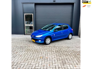 Peugeot 206 1.4 5DRS | AIRCO | LAGE KM-STAND | CRUISE CONTROL | CENTR VERGRENDELING |APK 10-2026