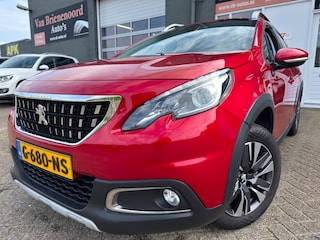Peugeot 2008 1.2 PureTech Allure met parkeersensoren en trekhaak en navigatie en bluetooth telefoon / media en airco
