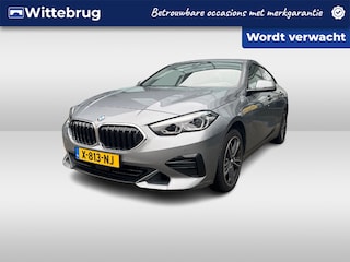 BMW 220i / Pano / Navigatie / App connect / Camera / Parkeersensoren V+A / Lichtmetaal 17 inch / Trekhaak /