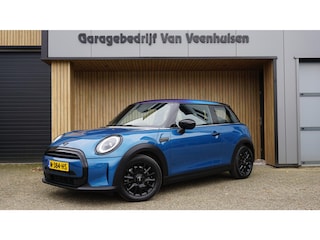 Mini Cooper 1.5 136pk 3Drs Business Edition *Black Pack* LED Navi *Multitone-Dak* 16inch LM Sportstoelen *NL auto* 34575km!