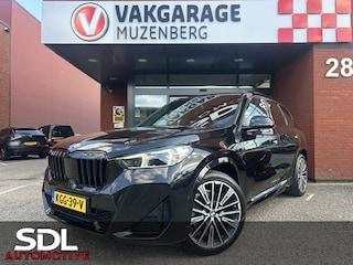BMW X1 xDrive23i High Executive M Sport Shadow Line // FULL LED // PANO/SCHUIFKANTELDAK // LEDER // HUD // 360 CAMERA // M Sportstoelen // M Adaptief onderstel