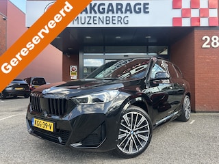 BMW X1 xDrive23i High Executive M Sport Shadow Line // FULL LED // PANO/SCHUIFKANTELDAK // LEDER // HUD // 360 CAMERA // M Sportstoelen // M Adaptief onderstel