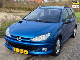 Peugeot 206 SW 1.4-16V Air-line 3 ECC Electric pakket Audio/CD LMV 15" Colorpakket ABS Getint glas Dealeronderhoud Nieuwe Apk!