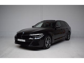 BMW 5-serie Touring 530e xDrive M-SPORT PANORAMADAK / HARMAN-KARDON LEER / HEAD-UP / FACELIFT / CARPLAY / DEALER-ONDERHOUDEN
