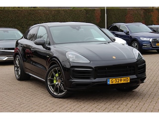 Porsche Cayenne 3.0 E-Hybrid 51.833 km! / Trekhaak / Camera / Lichtgewichtpakket / Carbon intr. / Luchtvering / 22'' / Softclose / Boxe / Sportstoelen / Sportdesign+Chrono / DAB / Stoelverwarming / Cruise Control
