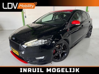 Ford Focus 1.5 ST-line / Red Edition / PDC / Dubbele uitlaatsysteem / Stoelverwarming / Prijs all-in.
