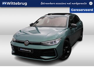 Volkswagen Passat Variant 1.5 eHybrid 272pk DSG R-Line Business / Panoramadak / Massagestoelen / Black Style / Elek. Zwenkbare Trekhaak / Elek Achterklep / Matrix LED / Head-Up Display / 18" LMV