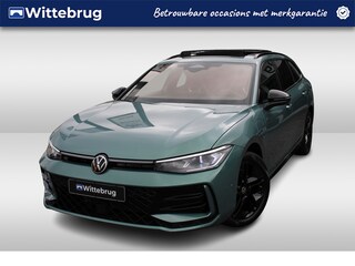 Volkswagen Passat Variant 1.5 eHybrid 272pk DSG R-Line Business / Panoramadak / Massagestoelen / Black Style / Elek. Zwenkbare Trekhaak / Elek Achterklep / Matrix LED / Head-Up Display / 18" LMV