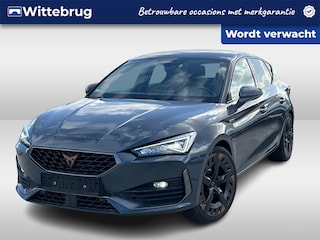 Cupra Leon 1.4 e-Hybrid 245PK VZ Performance / Verwarmbare voorstoelen / Achteruitrijcamera / Parkeersensoren V+A / 19'' LMV/