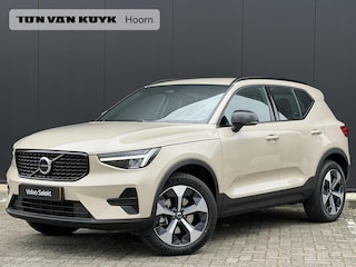 Volvo XC40 2.0 B4 Plus Dark Elektr. stoelverstelling / Harman Kardon Audio / Trekhaak / 19" All season banden / Keless Drive / Verw. voorruit / Stoel- en stuurverw. / Adapt. Cruise / BLIS