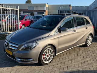 Mercedes-Benz B-klasse 180 Ambition HOGE INSTAP! PANORAMA l LEER l XENON l NAVI l AIRCO l PDC l LED! NIEUWSTAAT! 2e eigenaar!