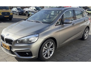 BMW 2-serie Tourer BWJ 2015 | 220i 192PK Sport AUTOMAAT | PANO DAK | TREKHAAK | LEER | SPORTSTOELEN |  18'' LMV | NAVI | CLIMA |