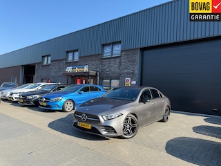 Mercedes-Benz A-klasse 180 AMG Line | 1E EIGENAAR | 12MND GARANTIE | LED | CAMERA | SFEER | DAB | CARPLAY | CRUISE | NAVI |