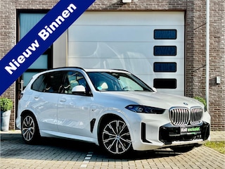 BMW X5 xDrive50e High Executive M Sport / Achteras besturing / Head-UP / Panodak / Luchtvering / Soft Close / Harman-Kardon / Trekhaak / Park Assist Prof / Individual Leder Merino / Zwarte Hemel / 1e Eigenaar!