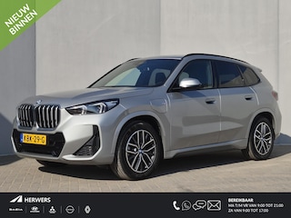 BMW X1 xDrive25e M-Sport Automaat / Accu SOH 93,97% / Elektrische wegklapbare trekhaak / Dealer onderhouden / Trekgewicht 1.700 kg / Apple Carplay Android Auto / head-up display / Rondomzicht camera / Voorstoelen verwarmd /