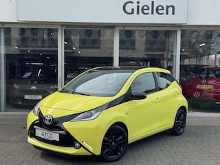 Toyota Aygo 1.0 VVT-i x-cite | Nieuwe koppeling, Lichtmetalen velgen, Parkeercamera, Bluetooth, Stuurbediening, Privacy Glass, Zwart dak, Airco