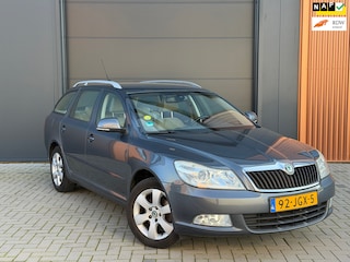 Skoda Octavia Combi 1.8 TSI Elegance|Nwe remmen & banden|Parkeersensoren|Trekhaak|Cruise Control|Airco