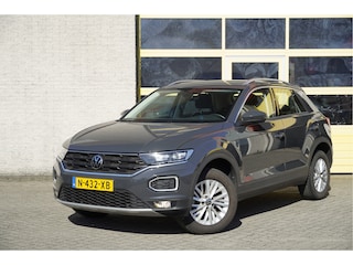 Volkswagen T-Roc 1.5 TSI 150PK! Automaat Style Business BJ2022 Lmv 16" | Led V+A | Pdc | Elek. achterklep | App-Connect | Navi | Climate control | Cruise control | Verwarmde voorstoelen | Getint glas