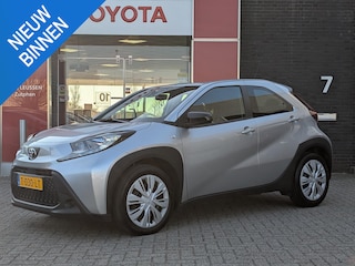 Toyota Aygo PLAY PARK-SENS-ACHTER CAMERA ADAPTIVE CRUISE APPLE CAR PLAY & ANDROID AUTO