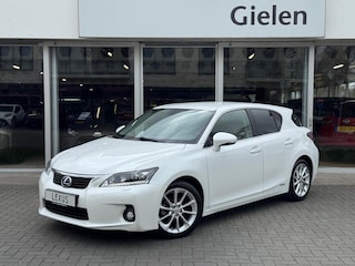 Lexus CT 200h | Parelmoer wit, Parkeersensoren voor + achter, Stoelverwarming, Climate control, Cruise control, Licht + Regensensor