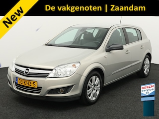 Opel Astra 1.6 Cosmo airco, leer, navi, cruisec, multifunctstuur, Voorstoelen verwarmd, parkeersensor achter, Binnenspiegel automatisch dimmend full options, De Opel Astra 1.6 Cosmo is een comfortabele en betrouwbare hatchback die bekendstaat om zijn fijne rijgedrag en praktische eigenschappen. De 1.6-liter benzinemotor biedt een goe