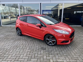Ford Fiesta 1.6 ST2 Recaro / Parelmoer / Camera / Led / Clima / Stoel&ruit verwarming