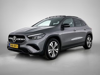 Mercedes-Benz GLA 180 Luxury Line | Night pakket | Panorama schuifdak | Lederlook zwart Artico | Privacy Glass | Keyless Entry |