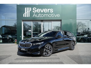 BMW 5-serie Touring 530e xDrive | M Sportpakket | Trekhaak | Driving Assistant Professional |  Parking Assistant Plus | Bowers & Wilkins Surround Sound System | Innovation pack |  Equipment Package Professional | Adaptieve LED koplampen | Adaptieve Cruise Controle | 20" Lichtmetaal styling 939 M Bicolor Schwarzgrau | Comfort Access System |