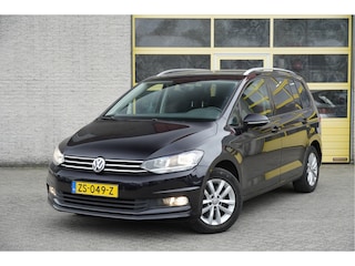 Volkswagen Touran 1.0 TSI Highline 7-Persoons! BJ2019 Lmv 16" | Led | Pdc | Elek. achterklep | Achteruitrijcamera | App-Connect | Navi | Climate control | Cruise control | Sportstoelen | Verwarmde voorstoelen | Extra getint glas